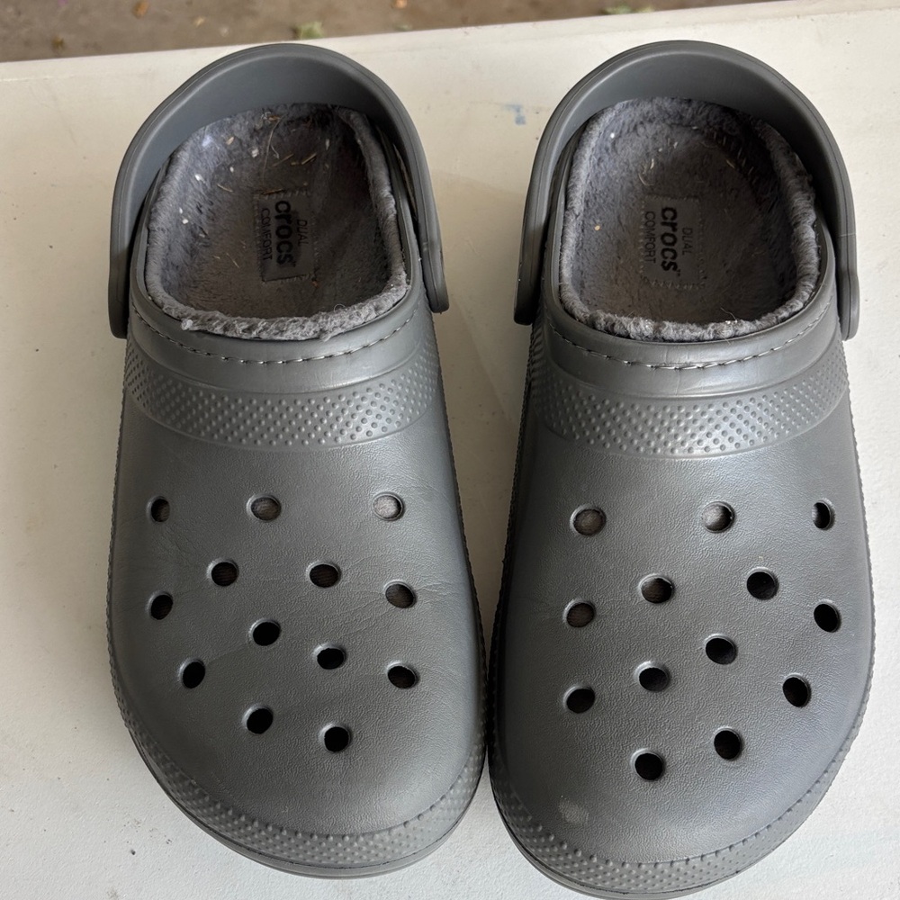 CROCS Men’s ' Fuzzy-Lined Clogs in Gray